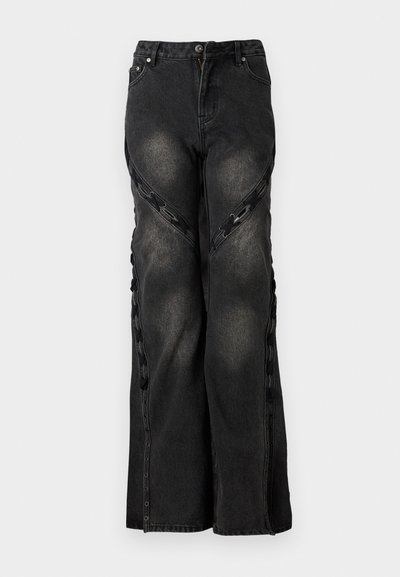 Svart denimjeans med vid benkutt, med kjede accenter langs sidesømmene og en knapp- og glidelås lukking ved livet.