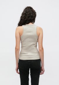 Beżowo-ciemnoszary pasiasty top na ramiączkach, prążkowana struktura, dopasowany krój z szerokimi ramiączkami, prezentujący prosty, swobodny styl.