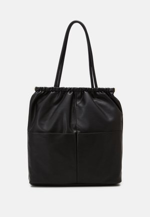 Sac fourre-tout noir en similicuir avec dessus froncé et deux longues anses d'épaule, surface lisse et légèrement texturée.