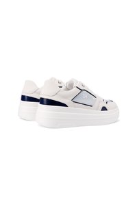 Sneakers bianchi in pelle con accenti blu navy, un pannello laterale testurizzato, suole spesse bianche e un dettaglio con logo sul lato.
