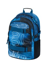 Modrý batoh s galaxií vzorem, s černými akcenty, nastavitelnými popruhy, přední kapsou na zip a boční síťovanou kapsou.