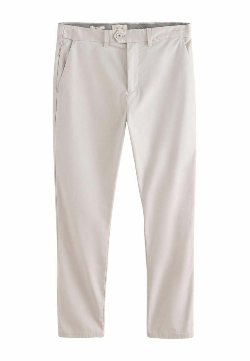 Pantalon slim-fit gris clair pour homme avec passants de ceinture, fermeture à boutons sur le devant et poches latérales, présenté sur fond blanc.