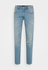 Világoskék farmernadrág, slim fit fazonnal, kopott részletekkel és két elülső zsebbel, az egyik kis szakítással. Minimális fémrészek.