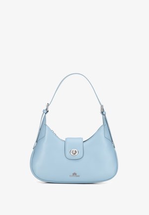 Hellblaue Lederhandtasche mit verstellbarem Schulterriemen, silberner Drehverschluss und kleinem metallischem Markenlogo auf der Vorderseite.