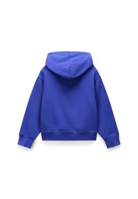 Sudadera con capucha azul que presenta una textura suave, mangas largas, puños acanalados y una capucha amplia. La vista trasera muestra un diseño simple.