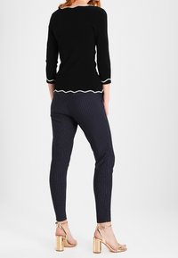 comma Sweter