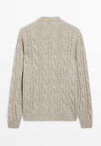 Pull en tricot beige avec un motif texturé, des poignets et un ourlet côtelés, et un col rond. Le dos présente un motif de câble continu.