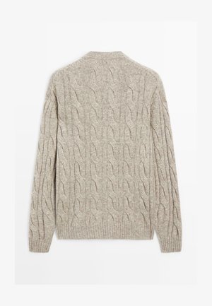 Beige Kabelstrickpullover mit strukturiertem Design, gerippten Bündchen und Saum sowie einem runden Kragen. Die Rückseite zeigt ein kontinuierliches Kabelmuster.