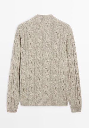 Beige kabelgebreide trui met een textuurdesign, geribde mouwen en zoom, en een ronde kraag. De achterkant heeft een doorlopend kabelpatroon.