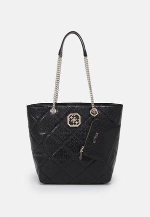 Zwarte doorgestikte Guess shopper met kettinghandvatten, gouden logo-embleem en aangehechte zwarte ritstas met opschrift "GUESS".