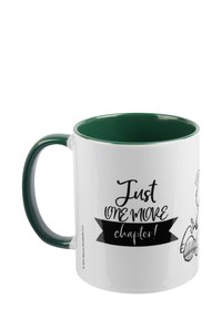 Tazza in ceramica con esterno bianco e interno verde. Presenta un testo nero: "Solo un capitolo in più!" con una grafica in stile cartone animato. Forma rotonda, manico sul lato.