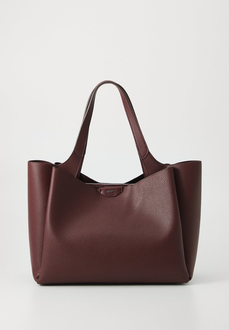 Bordo odinė rankinė su struktūriška forma, tekstūruota paviršiumi ir dviem rankenomis. Priekyje yra metalizuotas logotipo akcentas.