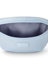 Vaaleansininen kosmetiikkapussi, joka on valmistettu sileästä kankaasta, varustettuna vetoketjukiinnityksellä ja kohopainatuksella etuosassa. Sisäosa on vuorattu tummemmalla kankaalla.