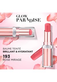 Balsamo colorato Glow Paradise di L'Oréal Paris nella tonalità 193 Rose Mirage, con un tubo trasparente, dettagli rosa e una consistenza liscia, con petali di rosa sullo sfondo.