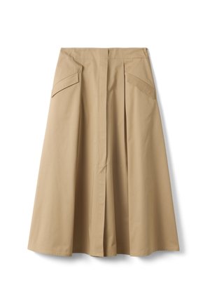 Gonna midi a trapezio color beige con vita alta, piega frontale e due tasche a patta inclinate su ciascun lato.