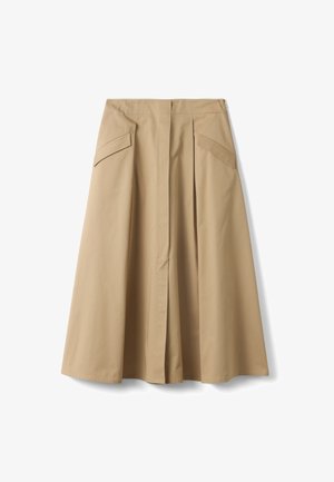 Gonna midi a trapezio color beige con vita alta, piega frontale e due tasche a patta inclinate su ciascun lato.