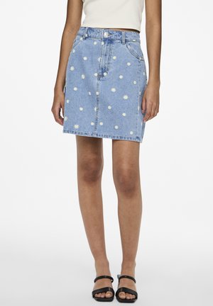Jeansrock in Hellblau mit Blumenstickerei. Verfügt über einen geraden Schnitt, fünf Taschen und einen Knopfleistenverschluss.