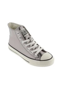 Zapatillas altas de material plateado metalizado, con cordones blancos, puntera de goma y suela negra contrastante con detalles texturizados.