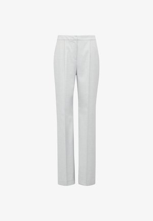 Pantalons ajustés gris clair avec une coupe droite, dotés de plis à l'avant et d'une texture lisse. Pas de poches visibles ni d'ornements.