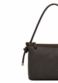 Borsa a tracolla intrecciata marrone con motivo a spina di pesce, lunga tracolla e dettagli in metallo tono oro. Chiusura con zip nella parte superiore. Design compatto.
