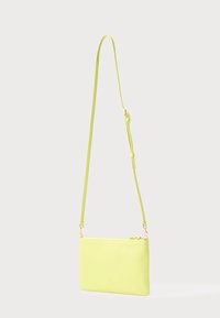 Limezöld műbőr oldaltáska hosszú állítható pánttal és aranyszínű fém kiegészítőkkel, cipzáras záródással és sima felülettel.