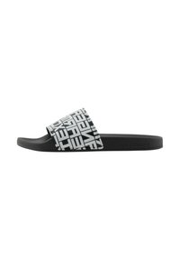 Sandal in gomma nera con una ampia fascia caratterizzata da un audace motivo grafico bianco e suola testurizzata per una migliore aderenza. Design minimalista, stile informale.