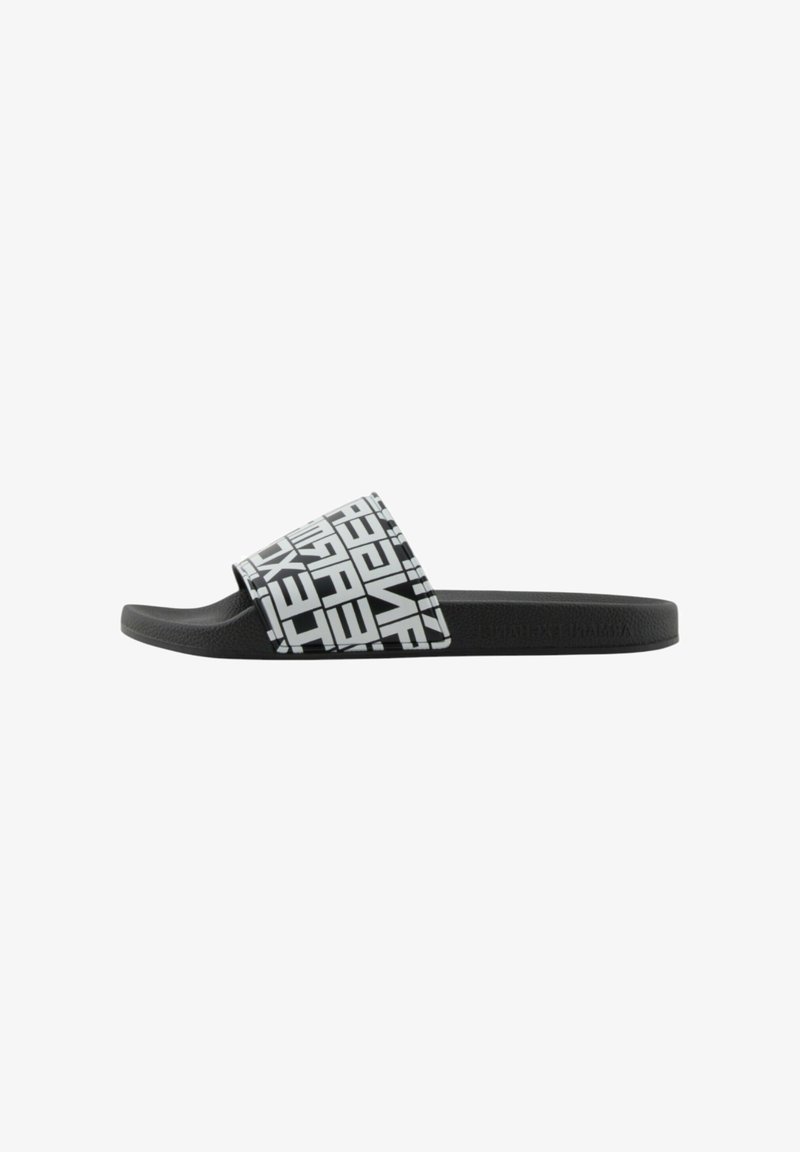 Sandal in gomma nera con una ampia fascia caratterizzata da un audace motivo grafico bianco e suola testurizzata per una migliore aderenza. Design minimalista, stile informale.
