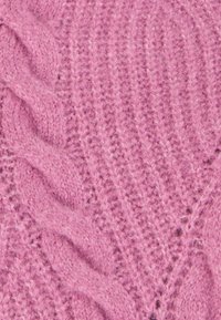 Tessuto lavorato a maglia in rosa morbido, con un motivo testurizzato di linee ondulate ed elementi a coste, che mette in evidenza un mix di calore e profondità.