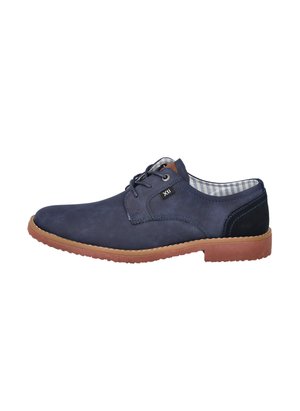 Zapato de ante azul marino con un acabado suave, punta redonda, diseño de cordones, suela marrón contrastante y forro de tela a cuadros.