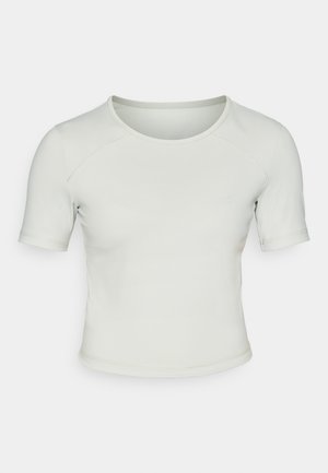 Helles grünes, enganliegendes T-Shirt mit kurzen Ärmeln und rundem Ausschnitt, glatter Textur und einem dezenten Logo auf der linken Vorderseite.