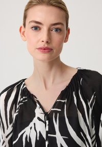 comma MIT ALL-OVER-PRINT - Bluse - schwarz