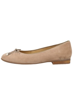 Beige Wildlederschlappen mit runder Spitze, dekorativem Bogen und Perlenakzent; flacher Absatz und eine Steppnaht entlang des oberen Randes.