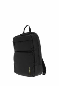Zaino in nylon nero con due scomparti zip, finitura testurizzata, profilo sottile e maniglia superiore per il trasporto. Presenta un dettaglio del logo discreto.