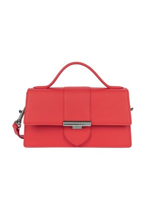 Sac à main en cuir rouge avec poignée supérieure, fermeture à rabat, fermoir argenté et bandoulière amovible sur fond blanc.