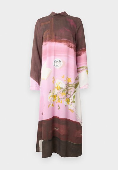 Ilga suknelė su daugiabriauniu raštu, kuriame dominuoja rožinės, rudos ir gėlių motyvai. Pagaminta iš lengvo audinio, turi apykaklę ir ilgus rankoves.