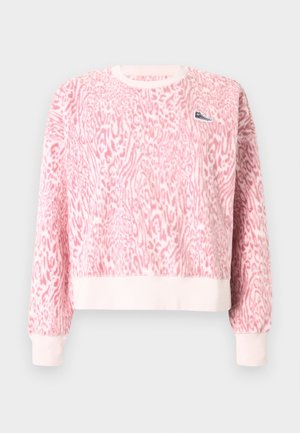 Rožinės ir baltos spalvos leopardo rašto flisinis džemperis su ribinėmis rankogaliais, apačia ir apvalia apykakle, ant krūtinės esančia maža juodos ir baltos spalvos sportbačių aplikacija.
