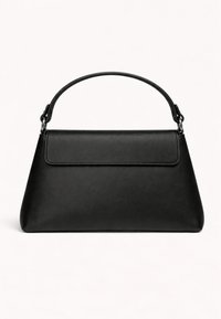 Μαύρη δερμάτινη τσάντα χειρός με κοντή καμπυλωτή λαβή και κλείσιμο με καπάκι, απεικονίζεται πάνω σε ανοιχτό φωτεινό φόντο.