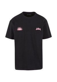 Must musthave t-särk musta puuvillast koos roosa päikese ja logo graafikaga rinnal. Lihtne ümar kaelus ja lühikesed varrukad. Sile tekstuur.