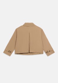 Μπεζ κοντό μπουφάν με μακριά μανίκια, γιακά, σχισμή στο πίσω μέρος και κουμπωτές λωρίδες σε κάθε μανσέτα.