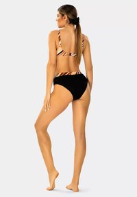 Dwuczęściowy bikini z czarnym dołem i wzorzystym topem w paski w odcieniach pomarańczowego i brązowego. Gładki materiał o średnim kryciu.