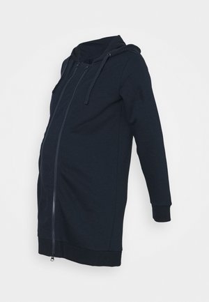 Schwarzer Umstands-Hoodie mit Frontreißverschluss, verstellbarer Kapuze, langen Ärmeln und verlängerter Länge für eine Schwangerschaftspassform.