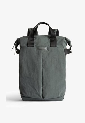 Zaino grigio scuro con tessuto testurizzato e impermeabile, doppio manico superiore e spallacci regolabili. Caratterizzato da chiusura con cerniera e dettaglio con logo.