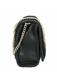 Borsa nera con texture trapuntata e pelle liscia. Presenta una tracolla in catena dorata e una forma rettangolare.