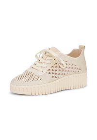 Beige gebreide sneaker met vetersluiting aan de voorkant, geperforeerde zijkanten en een dikke, getextureerde zool, naar rechts gericht op een witte achtergrond.