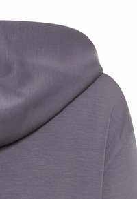 Grauer Kapuzenpullover mit glatter Textur und leicht lockerer Passform, einer geschwungenen Kapuze und einem dezenten melierten Muster.