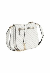 Borsa in sintetico bianco con motivo ripetuto, bordo nero, ferramenta dorata, tasca con zip e manici a catena e spallacci staccabili.