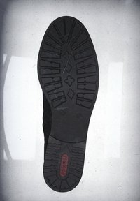 Schwarze Gummisohle mit einem strukturierten Grip-Muster, das Diamanten- und Kleeblattformen zeigt, sowie einem roten "rieker"-Logo in der Mitte.