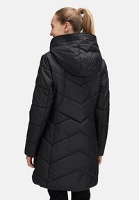 Czarna puchowa kurtka z kapturem, stębnowaniem w kształcie chevronu i długimi rękawami. Materiał wydaje się gładki i błyszczący, z dopasowanym krojem.