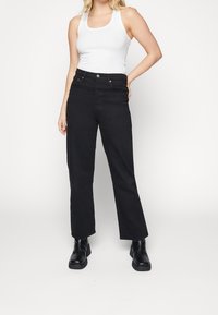 Svarta högmidjade jeans med rak benpassform, tillverkade av denim. Har fem fickor och metallknappdetaljer i midjan.