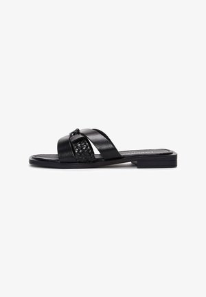 Zwarte slip-on sandaal met een geweven bandontwerp en gladde leren accenten. Platte zool met een lichte hak, minimalistische vorm en strakke lijnen.